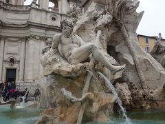 ナヴォーナ広場でベルニーニの彫刻を見る。「四大河の泉」の躍動感に感服。