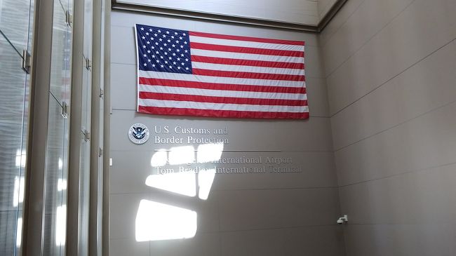13年ぶりのアメリカとなります。<br />スケジュールは下記の通りです。<br /><br />1日目 ロサンゼルス<br /> ハリウッド~グリフィス天文台<br />2日目 オークランド~サンフランシスコ<br /> オークランド コロシアム~フィッシャーマンズワーフ<br />3日目 ロサンゼルス~アナハイム<br /> サンタモニカ・エンジェル・スタジアム・オブ・アナハイム<br />4日目 アナハイム<br /> ディズニーカリフォルニアアドベンチャー<br /><br />ざっとこんな感じです。<br /><br />13年前は、ガイドブック片手に街を歩き回りましたが、今回は、スマホひとつであらゆる情報が手に入れる事がで出来、本当に便利になりました。<br /> <br />