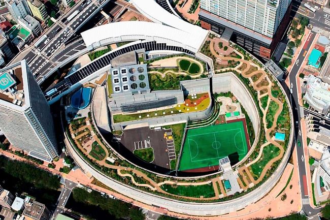 目黒天空庭園は、首都高速3号渋谷線の大橋ジャンクションの屋上に2013年3月30日にオープンした面積:約7,000㎡、高低差24m、幅16m~24m、延長距離は約400メートル、平均勾配約6%のループ状の庭園です。<br /><br />アクセスは、東急田園都市線池尻大橋駅下車すぐ、庭園内には様々な植物が植えられていて、東口広場、四季の庭、遊びの広場、くつろぎの広場、潤いの森、西口広場、アプローチ広場、もてなしの庭、奥の庭、コミュニティスペースなどのエリアに分かれています。<br /><br />■目黒天空庭園オーパス夢ひろば<br />http://www.city.meguro.tokyo.jp/shisetsu/shisetsu/koen/tenku.html<br /><br />■旅行記<br />【東京散策78-2】 桜満開となった大混雑の目黒川を早速歩いてみた ≪昼編≫<br />https://4travel.jp/travelogue/11341655<br />【東京散策78-3】 桜満開となった大混雑の目黒川を早速歩いてみた ≪夜桜編≫<br />https://4travel.jp/travelogue/11341744<br />【東京散策78-4】 TOKYO MIDTOWN BLOSSOM<br />https://4travel.jp/travelogue/11342932<br />