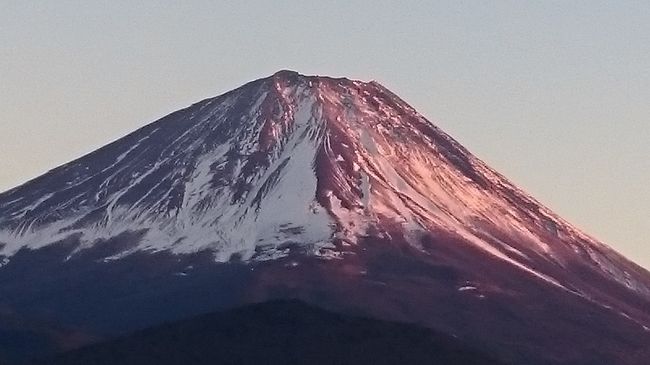 家族で休日に夕食を採っているいる時に、天皇陛下が退位されるね、そういえば、一般参賀も行ったことないよね<br />行きたいね、じゃぁ行く・・ってことで話がまとまり、車で行くことになって、しんどいから一泊しようって流で<br />冬の富士山なら確実に観られるるから富士五湖に泊まろう。ってきまりました。<br />浜名湖過ぎまで、順調に車は流れて、早く着き過ぎるかもって心配までしたのに。大きな交通事故があり、<br />大渋滞に巻き込まれ、高速出口から出るように案内され、予定が狂い、夕方ホテル到着後、浅草観光もしようって話が、なくなりましたが、東京から西向きに移動するたびにだんだん富士山が見えてきて、テンションあがり、<br />宿の部屋から、正面に富士山が見えて堪能し、癒されて、満足しました。