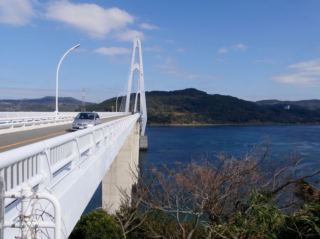 波佐見の陶郷中尾山を堪能した後，西海橋に向かう．大村湾を1周できるとよい．1218　西海橋公園に．針尾瀬戸は「なぎ」だったので渦潮は見えなかった．帰りにもう一度見たい．新西海橋の歩道橋を同僚たちはわたり，西海物産館に．そこの五島うどんの店，自由亭でごぼてんうどんを食べる．上五島有川を思い出す．さいかいみかんどーむでみかんソフトを食べ，中浦ジュリアン記念公園へ．そうここから彼はリスボン，シントラ，エヴォラ，ローマなどにいったんだなあ．彼の信仰心の大きさには身が引きしまる．<br />時間が無くなったので，大村湾一周は無理になった．大島から御床島まで往復して空港に戻ろう．1439 寺島大橋をわたって，寺島から大島へ．小さな道を大田尾教会へ　本当に小さな集落の中の信仰が詰まった簡素なカトリック教会　隠れキリシタンの集落でカトリック教徒は1/3にも満たないと．隠れキリシタンの方が多いが昔の風習も失い仏教徒と区別がつかないと　http://www.tomojapan.com/nagasakinokyoukai-web/kyoukai/odao.htmlの記述が参考になる．さらに中戸大橋で蠣浦島，本郷大橋で崎戸島にわたる．4つ先の島だ．廃業になったホテル咲き都の駐車場を越えて，北緯33度線展望台に　ここは絶景だ，平戸島，五島列島をはじめ，周辺の島々がよく見えた．<br />また昭和13年建設の聴音所跡などもある．確かに九州の最西部，軍事的には重要だったろう．1554　さてそろそろ戻ろう　長崎空港まで走らないといけない．蠣浦島には塩精製工場があった<br />1635　西海橋より針尾瀬戸（伊ノ浦瀬戸）をながめる．ちょうど引き潮の時間，結構の渦を巻いていた．建物と比べると，鳴門並みの大きさであることがわかる．すばらしかった！<br />国道205号，長崎自動車道を経て1805車をニッポンレンタカー長崎空港営業所に返却　1915NH670便で帰京した．4人中3人がポイント稼ぎのためプレミアム旅割にのる．お弁当食べて，ワイン飲んで，元を取った感じ．<br />詳細は<br />suomita2<br />https://4travel.jp/travelogue/11340596<br />博多学会出張4-西海橋，五島うどんの店　自由亭で昼食，道の駅さいかいみかんドーム，中浦ジュリアン記念公園，大島へ<br />https://4travel.jp/travelogue/11340707<br />博多学会出張5-寺島大橋　大島　大田尾教会　崎戸島　北緯33度線展望台<br />https://4travel.jp/travelogue/11340813<br />博多学会出張6終-西海橋から針尾瀬戸の渦潮を見る　帰京