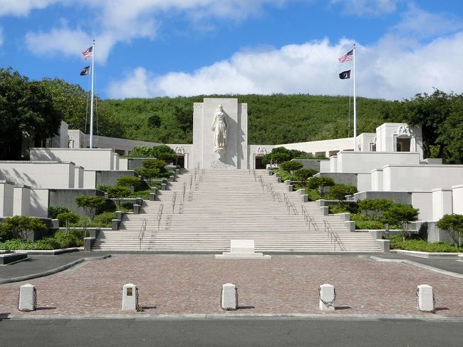 以前からずっと、頭の隅っこに残っていた「パンチボウル（Punch　bowl）：国立太平洋記念墓地（National　Memorial　Cemetery　of　The　Pacific）」は、近くて遠い観光名所になっていました。<br /><br />以前は、ツアーバスを利用すれば簡単に下車観光が出来たのですが、いつ頃からか、ツアーバスは車窓観光のみとなっています。<br />下車観光をしたければ、レンタカーを利用するか、タクシーを利用するしか方法がありません。<br /><br />悶々としていたところ、J社の「オリオリ・スニーカー ２階建てバス」で「歴史探訪コース：ハワイ王国８人の王ゆかりの地と、パンチボウルを巡る！」ツアーがあることを知りました。<br /><br />アラモアナ・センター～ホノルルミュージアム・オブ・アート～ハワイ州庁舎～セント・アンドリュース大聖堂～パンチボウル～イオラニ宮殿～カメハメハ大王像～アラモアナ・センターをすべて車窓観光、約５０分で周遊するコースです。<br />パンチボウルだけは、下車観光したいところですが、贅沢なことは言っておられません。<br />折角のチャンス、躊躇することなく参加しました。<br /><br />「アッ」という間の５０分でしたが、２６年振りに見た「パンチボウル」は神聖・厳粛な空気が漂っていました。<br /><br />よろしければ一見していただければ有難く思います。<br /><br />