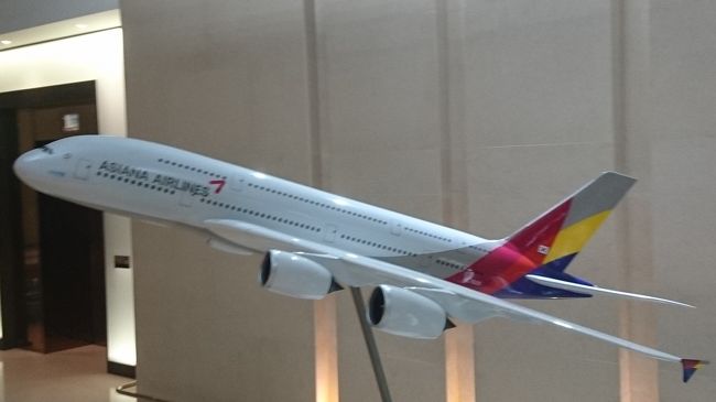 ASIANA AIRLINESの成田←→仁川路線限定で<br />ビジネスクラス特別運賃が出ていました。<br />A380就航路線です。<br />これは搭乗しない訳にはゆきません。<br /><br />何時も通りの無計画。どうなることかと思いきや、<br />宿泊したConrad Seoulの暖かいホスピタリティと<br />Tmoney(交通カード)を購入しようとチョコッと<br />ホテル周辺を歩いてみたりで、自分的には大満足の<br />旅となりました。<br /><br />運賃クラスは、悩みに悩みましたが、<br />「ファーストスイート」<br />(座席のみ。サービスはビジネスクラス同等)<br />にしました。<br /><br />〈運賃等の詳細〉<br />_____________<br />ASIANA380も運航する成田ー仁川路線限定 <br />ビジネスクラス特別運賃をご用意<br />運賃案内<br /> 対象路線 :成田＝仁川往復のビジネスクラス<br /> 購入期間 :2017年 10月 28日 ~ 2018年 3月 23日<br /> 出発期間 :2017年 10月 29日 ~ 2018年 3月 24日<br /><br /> 条件   OZ101,102便をご利用の場合<br />  U   65,000円 出発14日前までに購入（12/28-31除外）<br />       75,000円 出発1日前までに購入<br />       ビジネススマーティウム（2階席）利用可 <br />  C   85,000円 出発1日前までに購入<br />       ファーストスイート（1階席）利用可<br />       出発便は、OZ101便のみ利用可<br />       ※ 2階席を指定することも可能です <br />空港使用料、航空保険料、燃油サーチャージ等が<br />別途必要になります。<br /><br />特典<br />上記運賃クラスの『C』で購入された方は、<br />ASIANA380の最高級クラス<br />『ファーストスイート』にお乗りいただけます。<br /> 成田＝仁川路線のA380では、<br />ファーストスイートのサービス内容は、<br />ビジネススクラスと同一となります。<br />→お座席のみファーストスイートをお楽しみ下さい。<br />_____________<br /><br />※[A380搭乗シリーズ“第1弾”]の次ぎが<br />1つ飛んで“第3弾”となっているのは、<br />第2弾の旅程が複雑系のため今だ纏まらず<br />Up出来ていないからです。<br />そのうち何とかしなければいけないのですが。