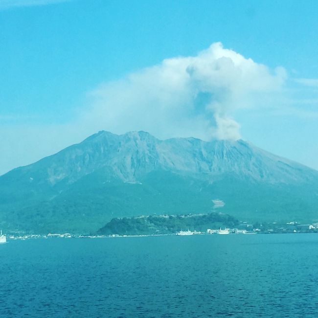 女子旅で初の鹿児島へ。<br />桜島と温泉と呑んで食べてたべて、呑んで食べて笑笑。。<br /><br />桜島では神社を参拝し、埋没鳥居にも行き、自然の驚異を感じる事が出来充実した旅行となりました(^^)<br />桜島での桜は本当に美しかったです&#128149;<br /><br /><br />