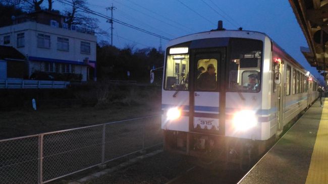 三江線への旅行、二日目。<br />急遽計画した旅行でしたが、寝坊で乗り遅れるなんていうこともなく（笑）、無事に三江線へ最後の乗車を果たすことができました。<br />始発列車で窓への結露が多かったことや、基本的に座席に座っていたこともあり、あまりいい写真が撮れていないのですが、自分への記録も兼ねて旅行記の形に残しておきたいと思います。