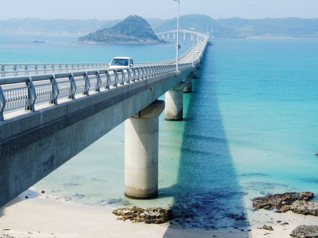 17年ぶりの山口を2日間のバスツアーで廻ります。行程は、<br /><br />1日目 神戸三ノ宮から参加、はじめに春の山焼きを終えて白い石灰岩が現れた秋吉台に行きます。続いてボランティアガイドさんの案内で萩の城下町、松下村塾を散策、松陰神社を参拝します。今日の宿泊は、萩グランドホテル天空さんでお世話になります。<br /><br />2日目 青海島を約1時間の観音洞コース遊覧船に乗ります。そして最近人気の元乃隅稲成神社、角島大橋を行き、山口に戻って瑠璃光寺を参拝します。<br /><br /> 表紙は、下関市豊北町にある全長1,780mの角島大橋<br />