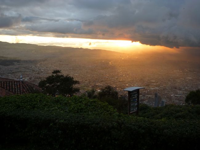 ボコタで夜景を見ながらの、夕食です！<br />ケーブルカーで５００Ｍ登り標高３０００Ｍ越えるので、折角の御馳走も飲酒も控えめに・・。<br />行動もゆっくりと、そのあといよいよボリビア、ラパスへ約３時間４０分のフライト！<br />機中泊です、この時ゆっくり休めたらよかったかなあ？？<br />ラパスの空港は、４０００Ｍ越えです。<br />要注意です！