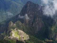 霧に包まれた天空のマチュピチュ遺跡とマチュピチュ山登山 (Pristine Inca ruins Machu Picchu in fog)