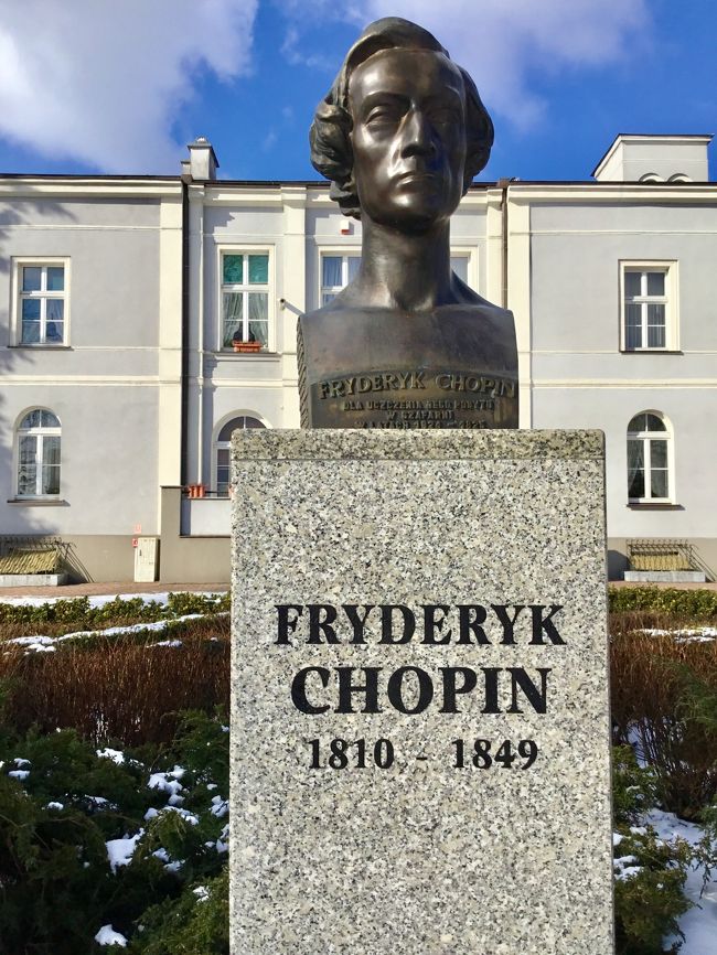 ５歳のときからショパンの大ファンで、いつかポーランドに行きたいと思っていました。ようやく念願がかなったのは2017年。ショパンの命日である10月17日に、彼の心臓が眠っている聖十字架教会にてレクイエムのコンサートがあると知り、それに合わせてワルシャワに行ってきました。<br /><br />その際、ショパン･パス(ChopinPASS)というサービスを利用して、ショパンの生家、ショパンが洗礼を受けた聖ロフ教会、夏休みを過ごしたサンニキも訪問。それはそれは素晴らしい体験で、大好きなショパンをもっと追いかけたくなりました。<br />フレデリック･ショパンもトラベラー。ポーランドで過ごした20年間、国内の色々なところへ旅しているのです。彼は何を見て何を感じたのでしょう？<br /><br />というわけで自分なりに色々と下調べを行い、今回はショパンを追いかけてポーランド各地をまわってきました。もう少し時間があればよかったのと、ショパンの誕生日weekをねらったためマイナス14度（！）の極寒の毎日。しかし寒さなんてなんのその、ショパンの愛したポーランドはとても美しく、人々もすばらしく暖かい。最高の旅になりました。