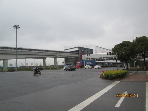 地下鉄１７号線・朱家角駅から北の朱家角へは1.8ｋｍ、バスで行きます。朱家角駅１号口を出て目の前の珠渓路を渡り、左へ進むとバス停珠渓路濾青平公路があります。８路線が朱家角へ行けます。２つめ、３つめのバス停、朱家角（祥疑浜路、酒龍路）下車です。地下鉄からバスに乗り換えて行くのも面倒です。普安路バスターミナルから高速経由バスで直接朱家角へ行く方が便利、金額も変わりなく、座って行ける結論です。<br /><br />上海の南東約40km、淀山湖のほとりにある水郷が朱家角。またの名を珠街閣ともいう。その歴史は1700年以上時代をさかのぼった三国時代に始まるという。街の中には運河が通り、明代には水上交通により、商業の中継地として栄えた。白壁と瓦屋根の民家が連なる風景は昔ながらの江南地方の風景を今に伝えている。「上海のベニス」とも呼ばれる、静かでゆったりとした町だ。 朱家角のノスタルジックな風景は、映画やテレビ・ドラマのロケでも人気です。朱家角では水路を遊覧船に乗って観光することができます。主な観光ポイントは、放生橋、魚人之家、城隍廟、課植園、童天和国薬号、圓津禅院、王昶紀念館、稲米郷情館です。<br />朱家角はhttps://4travel.jp/travelogue/11158930をご覧ください。