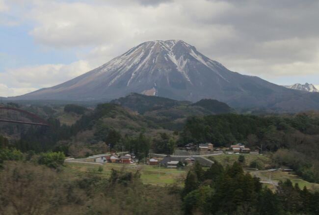 ツアーに参加しての山陰の名城巡りです。鳥取県と島根県の日本百名城の月山富田城、鳥取城と松江城の3城と、続日本百名城の米子城の4城を巡りました。伯耆富士とも呼ばれる大山も目にすることができました。<br />