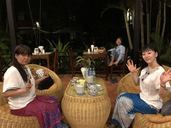 シェムリアップ旅行3日目。<br />早朝の朝日見学から始まって、1日遺跡見学をしていたので、<br />土埃りを洗い流し疲れを癒すため、夕方、カンボジア伝統のハーブサウナに入りに行きました。<br />もちろんマッサージもして、心も身体もすっきり。<br /><br />その後は、超高級ホテル、アマンサラで、長年シェフを務めていたという、女性シェフのレストランで夕ご飯。<br />ホテルに戻る前に、ドクターフィッシュにも立ち寄りました。<br />
