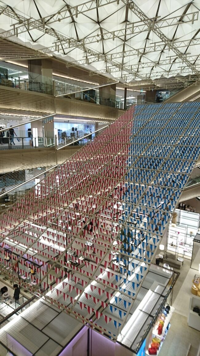 夏にバルセロナに行くにあたり、香港までpeachで飛ぼうとふるさと納税でpeachポイント頂いてたのだけど、<br />やっぱり香港まではANAで飛ぶことにしたので<br />結局peachポイントを国内線で使おうと思い弾丸秋田計画たてたものの、<br />弾丸過ぎるので中止、<br />ふと、お気に入りのレストランのホームページ除くと私が食べたかったお肉が入ってる！<br />その上、去年から気になってる増田飛鳥さんのフェアをギンザシックスで4/4から開催と知る！<br />これは絶対東京に行かなくちゃと目的地変更でpeachポイント利用することに、<br />しかもたまたまpeach6周年セール開催すると、<br />無茶苦茶安くなる！<br />去年安く香港取れてたと思っていたけど、あれは高かったんだと知ることに！<br />さすがに600円ではget出来ず、でも私的にはとても安くとれて嬉しい！<br />只、地元から関空までが結構交通費かかるので<br />交通費かけて時間かけて関空経由にするのは大いに疑問を残しながら。<br />peach私の地元からも飛ばして欲しいな！<br />