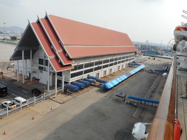 船旅：シンガポール→タイ→ベトナム→香港<br /><br />クイーンメリー2号の船旅でタイ・ラムチャバン港に寄港することで、近くのパタヤに行くこととした。<br /><br />船から無料のバスが出ることと知り、前回タイに行った際残っていたお金が900バーツ余りあったので、使ってしまう為ショッピングを楽しむこととした。<br /><br />前の旅行記（クイーンメリー2号の船旅）<br />https://4travel.jp/travelogue/11345104<br /><br />次の旅行記（ベトナム・ホーチミンへの寄港）<br />https://4travel.jp/travelogue/11345094