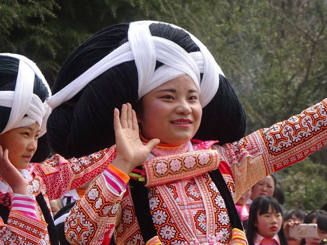 10日目さてさて今回の旅のメインイベントの長角ミャオ族の跳花節に参加しまーす!!この場を借りてこのお祭りに既に参加して詳細な旅行記をアップしてくれたアースジャーニーさんに感謝致します。https://4travel.jp/travelogue/11223241なかなか情報収集が困難でしたがアースジャーニーさんのお陰で随分と楽にたどり着けました!貴州省のマニアックな少数民族のお祭りに興味がある方は是非ご覧になってください。あなたも貴州省のファンになる事間違いなし!※※※※※※※※※※※※※※※※※※※※※※※※※※※※※※※※※※おまっとさんです。今年も摩訶不思議姉妹の旅が始まりました。(パチパチ)前から気になっていた長角ミャオ族のお祭りに今年は行けそう!長角ミャオ族のお祭りは旧正月10日目に開催されるので毎年変わるのですが、今年はなんとも姉妹にとってどんぴしゃりな日程。そしてこの時季と言えば羅平の菜の花鑑賞なので、贅沢にメイン2つの欲張り旅です。
