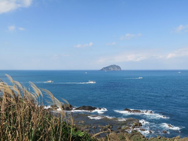 台湾滞在中に基隆の望幽谷へ。台湾の中でも好きな景色のひとつです。前回は天気は良かったものの午後で海岸が影になってしまったので、海が綺麗に見える午前中に行きました。到着当初は曇っていたんですが、じきに太陽があらわれ、望み通りの眺望が見られました。