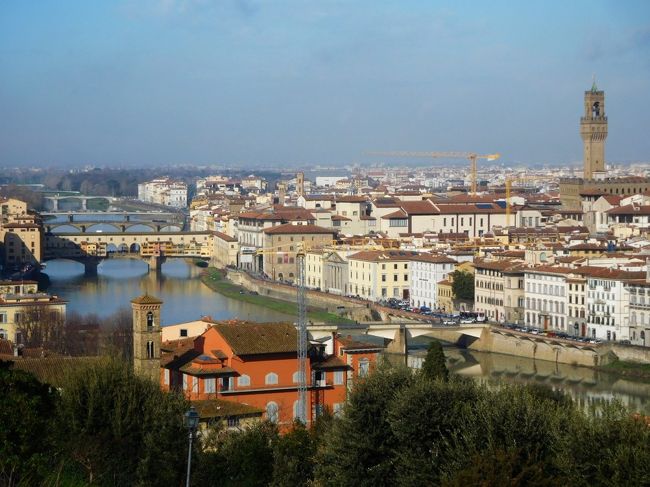 イタリアのトスカーナ地方(フィレンツェ、シエナ、ピサ、ルッカ)とナポリを巡りました。<br />気候は関西より少し暖かでしたが、曇り・ときどき雨の日が多く、なかなか晴れませんでした。<br />フィレンツェは、2002年5月にパック・ツアーで、2004年11月に個人旅行で訪問していて、14年ぶり、3回目の訪問。アルノ川とヴェッキオ橋の見える前回と同じホテルの同じ部屋に泊まれてラッキー。足が少し不自由だったので、市内ミニバスを活用しました。前回は、ほとんどの美術館が撮影禁止でしたが、今回はすべて撮影OKになっていました。<br />なお、下記に今回の旅行全体のアルバムがあり、スライド形式で見られます。<br />https://photos.app.goo.gl/8xSmD9L8dDd9iAEA2<br />トスカーナとナポリ紀行(2018/2) <br />