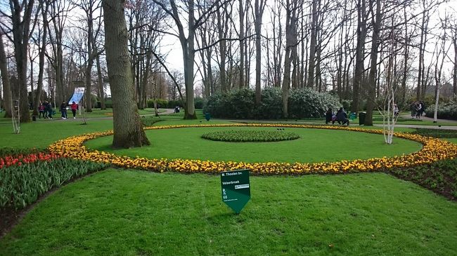 イースター休暇を利用して、オランダベルギーの3泊4日の子連れ旅。<br />5歳と2歳の男児連れなので、美術館などはほとんど行けず、ゆったりした旅になりました。<br /><br />3月30日　英国→オランダ・アムステルダム<br />3月31日　キューケンホフ公園<br />4月1日　 アムステルダム→ベルギー・ブリュッセル<br />4月2日　 ブリュッセル→英国