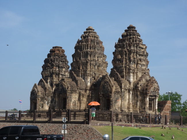 クメール人が築いた大帝国アンコール王朝(別名クメール帝国)は、13世紀中頃には、タイの東北部はもとより、中央部まで勢力を拡大していました。ちなみに、クメール人とはカンボジアを中心とする東南アジアの一民族のことです。タイ中央部に位置するロッブリーには、当時の遺跡が残っているということなので、行ってみることにしました。<br />朝の6時40分、サパンクワイのホテルを出発しました。97番バスに乗ったのですが、バンスー駅をバイパスしどんどん先に行っていることが判明。慌てて下車し、反対車線のバスに乗車。駅到着は出発予定時刻の5分前でした。(汗)