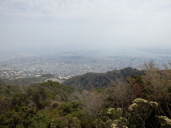 瀬戸内海国立公園内にある摩耶山へケーブルカーとロープウェイを乗次いで山上駅付近にある掬星台へ向かった　掬星台は日本三大夜景の場所として知られています、当日は春霞か立ちこめきれいな眺望が望めませんでしたがロープウェイからの眺めは素晴らしかったです