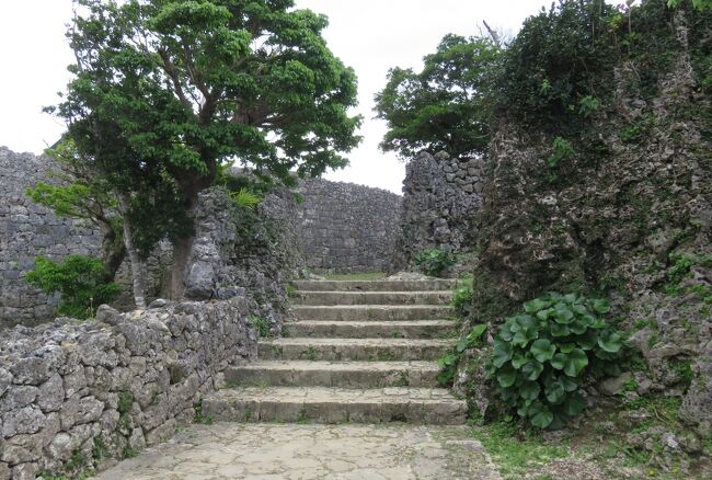 中城城は、標高150メートル以上の石灰岩質の丘陵上に築かれた山城です。南東側は15メートル以上の切り立った断崖、北西側は勾配のきつい傾斜面になった、守りやすく攻めにくい場所に建つ名城です。