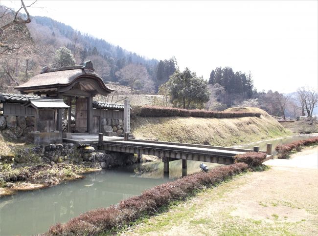 戦国時代に栄華を極めた朝倉氏の屋敷跡へ行ってきました。<br />義景屋敷跡と庭園だけが残っており門だけが再建されていました。<br />敷地は広いですが建物が何もないのは寂しい限りです。