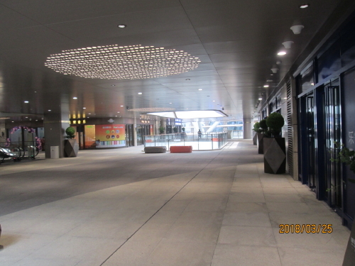 閔行区に2017年12月16日（土）開店した「愛琴海購物公園」に行きました。地下鉄１０号線「龍柏新村」駅に3号口直結の超大型モール「愛琴海購物公園」は施設は総面積約55万平米、24万平米の巨大ショッピングモール、上海でも１，２位を争う広さです。広さだけでなく、特徴のある施設ができました。日本の著名建築家安藤忠雄展を明珠美術館で開催中、安藤忠雄氏は中国国内、2012年　33,震旦美術館（中国/上海市）。2013年　34,上海保利大劇場（中国/上海市）。2015年　38,良渚村文化芸術センター（中国/杭州市）に建築いたしております。此の明珠美術館と新華書店も安藤忠雄氏の監修です。屋上では５万平方㍍の敷地を用い、エコをモチーフに「空中有機農場」や「ラベンダー畑」、「国際馬術倶楽部」など、様々なアクティビティを揃えるエリアを展開しています。室内スノーパーク（遊泳雪楽園）は最先端の技術を使った人工雪の世界を堪能できるとしています。<br /><br />新華・紅星国際広場は施設名称。愛琴海購物公園ショッピングモールは本館・地下1階から8階までの贈物中心と別館・地下1階と4階までの贈物街があります。ショッピングモールだけで24万平方㍍の巨大であります。<br />