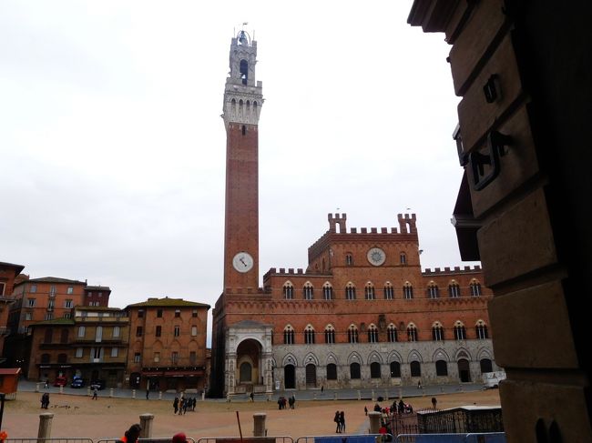 イタリアのトスカーナ地方(フィレンツェ、シエナ、ピサ、ルッカ)とナポリを巡りましたが、その中で、フィレンツェからシエナに日帰り旅行しました。往復は長距離バス(SITA社)で、片道約75分。天候は、小雨。<br />2002年にパックツアーで訪問していて、16年ぶりの訪問。市立美術館、国立絵画館、ドゥオーモ付属美術館を巡り、シエナ派の絵画を堪能しました。<br />