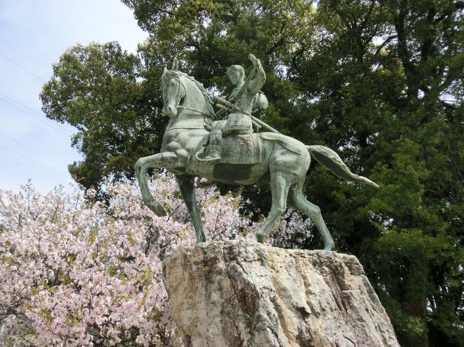 今年2018年は、明治維新から150年という記念すべき年。<br />維新発祥の地である下関へ行って<br />幕末を駆け抜けた偉人たちの足跡を辿ってみよう・・・<br /><br />なんてウソ~!<br /><br />歴史に疎く、興味の薄いボクは<br />そんな理由で旅立つことはありません。<br />下関へ行こうと思ったのは<br />JALのスーパー先得で北九州行きが<br />6千円台という安さだったからです。<br /> <br />北九州空港って・・・<br />スターフライヤーしか飛んでいないと思っていたら<br />JALも飛んでいたんですね。<br /><br />小倉も門司も2012年に行ったので・・・・<br />今回は初めての山口県!下関を目指します。<br />北九州空港から下関ってすっごく近いんですね。<br /><br />結局、安いからという<br />いい加減な理由での下関入りでしたが<br />ボクの大好きなレトロな建物が多く、<br />美味しい料理にも出合えて大満足な旅となりました。<br /><br />お宿は小倉に取ったので<br />今回もドタバタでしたが小倉も楽しんできました。<br /><br />