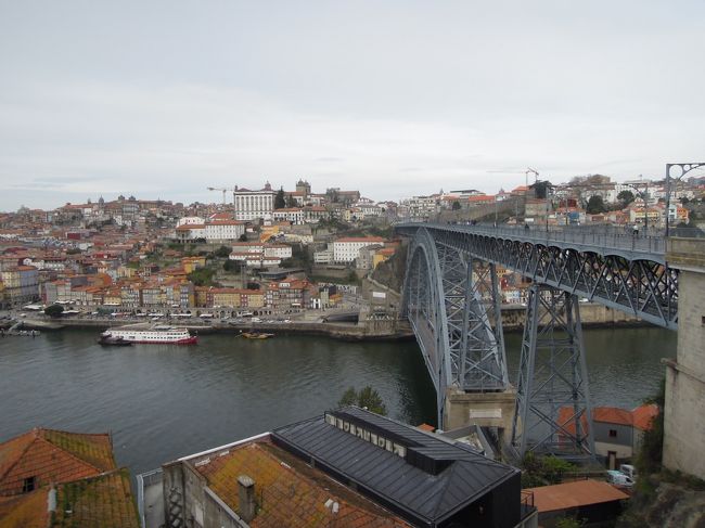 年末、友達との飲み会でサクッと決まった今回のポルトガル。年末ぎりぎりに2月のＪＴＢのツアーを申し込んじゃった！<br />この時点で、リスボンとポルトという都市名しか知らずポルトガルの見どころなんてわかってなかった。出発まで1か月少ししかない。年末年始お仕事もそこそこ忙しく、ポルトガルのこと勉強してる時間がない。あ～どーしたらいいのー！？<br /><br />ポルトガルツアー4日目<br />今日の予定は、午前中：ポルトの市内観光。午後：自由行動！<br />午後からの自由行動、楽しみ楽しみ♪<br />