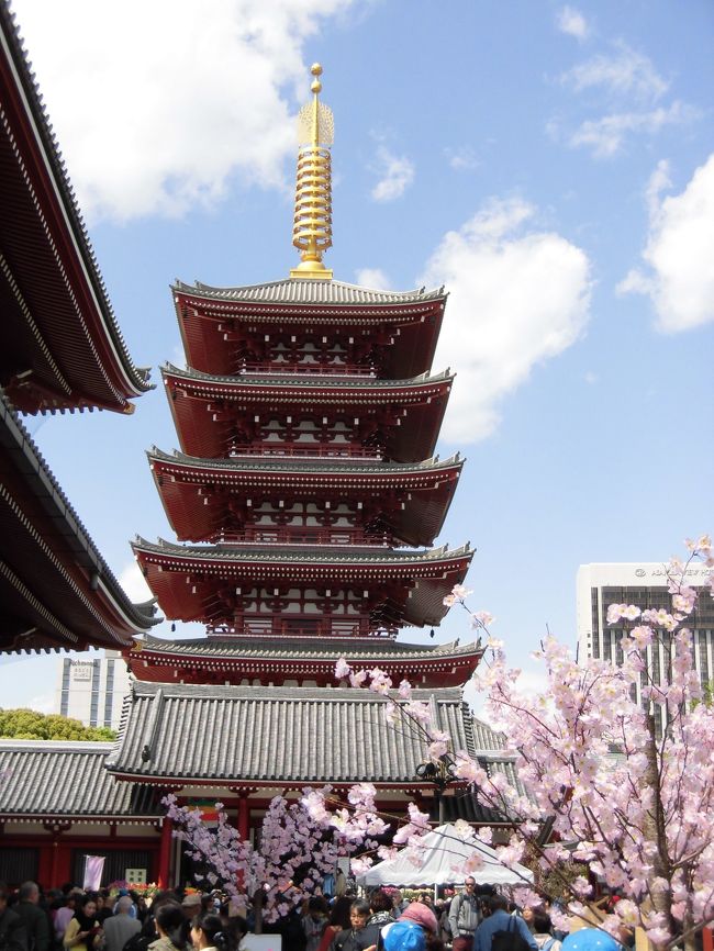 今回の一番の目的は、浅草演芸ホールで寄席を楽しむこと。でも大阪から浅草まで行くのだから、浅草寺もお参りすることにしました。<br /><br />なんと本日４月８日は花祭りの日。だからというわけではないでしょうが、到着した午前10時半にはかなりの観光客。半分近くは外国の方でした。<br />旅行記では浅草寺が中心になりますが・・・<br /><br />なお、それぞれの紹介を見つけた場所については案内板の写真を参考までに付けています。そのため写真の枚数が多くなってしまいました。すみません。