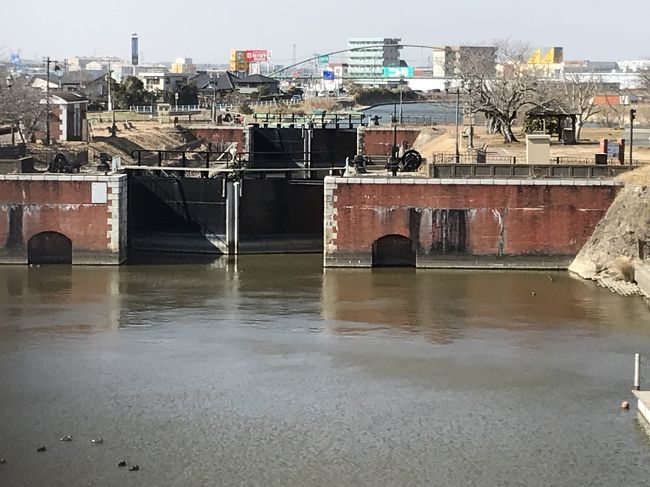 １０日ほど前に、霞ケ浦りんりんロードの左岸ルートを走ったので、今回は同じく土浦から右岸ルートに挑戦。<br /><br />左岸と同様、アップダウンがほとんどなく、自転車専用道ではないものの、車が通ることは稀なので、快適なサイクリングが楽しめた。<br /><br />霞ケ浦から常陸利根川に入る地点の手前の砂利道と、そこから佐原までが向かい風になってしまい、ラストは苦労したが。