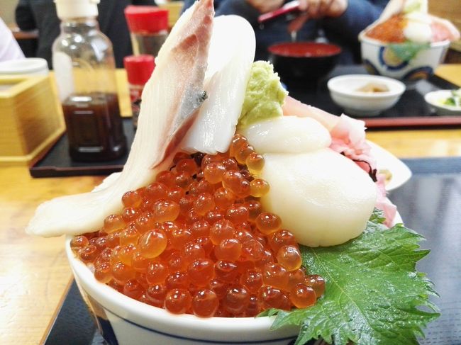 土曜日……シフト休みの相方とお休みが重なったんで、久々にドライヴ🚗しようと思いまして……<br /><br /><br /><br /><br />二人で日帰りで行ってみたいところを考えて……いっせいのぉ~でって地名を言って同じだったら行きましょってことに🎵<br /><br /><br /><br /><br /><br />近場で色々候補を考えていざ……いっせいのぉ~で❗<br /><br /><br /><br /><br /><br />「佐原っ❗」✖2<br /><br /><br /><br /><br /><br /><br />ヒヤァ~ン💕<br /><br /><br />あたし達どんだけ相性良いのよぅ……💕<br /><br /><br /><br /><br /><br /><br /><br />まぁね……2日ほど前にテレビで「タイ人に人気の日本の観光地」って紹介されてたやつを二人で見てただけなんだけどぉ……😅<br /><br /><br /><br /><br /><br /><br />ってことで、二人の意見が一致したんで朝から洗車して一路千葉の小京都である佐原へ向けて日帰りドライヴ🚗ですぅ🎵<br /><br /><br /><br /><br /><br />①「佐原&銚子へ日帰りドライヴ 海鮮丼が素敵だったぁ♪」⬅こちらですぅ🎵<br /><br /><br /><br /><br /><br /><br />
