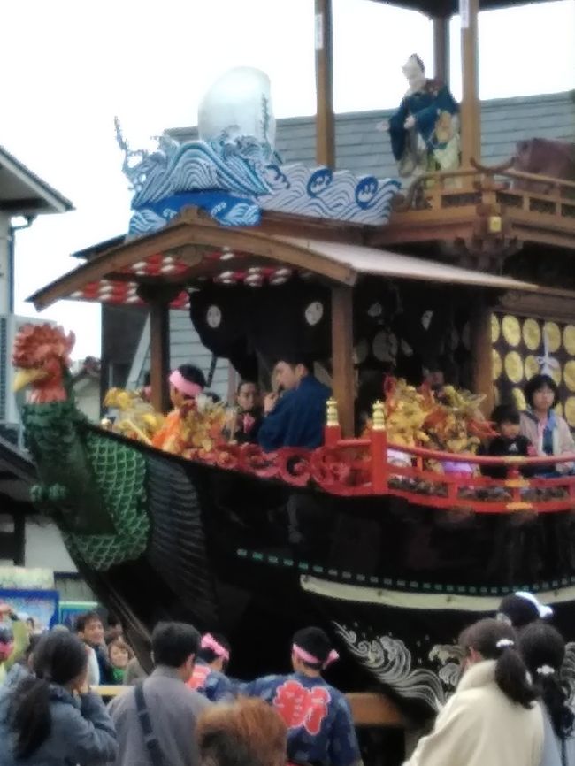 犬山祭りの試楽祭に行ってきました。山車の上のからくり人形が一つずつ違い、祭りの参加者は兵児帯を沢山つけていました。屋台も沢山でており、地元のお店も参加してとても賑わいがありました。また、一般の参加者も着物を着て参加される方が多いようです。城下町のため、着物をレンタルできるようです。<br />雅楽も流れ、犬山城から風流な眺めを楽しめました。川から吹く風は、とても冷たく強かったです。犬山城内の階段は、とても急な角度でした。<br />今年の桜は、コヒガンザクラがメインでしたが、とても綺麗でした。<br />