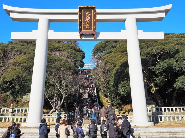 大洗海岸公園の初日の出と大洗磯前神社　2018年元旦<br />なんで今になってしまったのでしょうか(&gt;_&lt;)<br />毎日猛暑なので、、、とても時期外れなのですが。<br />凉になるかもと♪（勝手なのですが）<br /><br />新年１番の感動を！！大洗磯前神社に行きたい！<br />大洗磯前神社の初日の出を見る事が旅の目的だったのですが、<br />大洗海岸公園と勘違いしてしまいまして！<br /><br />来年2019は間違えたくないで～す（笑）<br />2019もこんな良き天気であってほしいです♪<br /><br /><br />