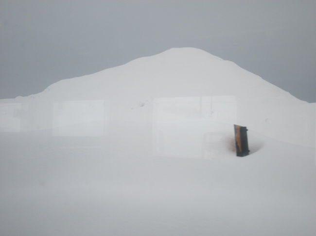 2月末～3月初めにかけての札幌旅の後、私が居住する北海道・道北域は3月とは思えぬ大雪に見舞われ、雪はねをしているうちに腰をちょっと痛めてしまい、しばらく大人しく過ごしておりました…(-_-;)。<br /><br />腰が少し癒えてからは、やはり遅々とした春の訪れを感じる日々の中で旅心を擽られ、お馴染みの北海道東日本パスを利用した旅を3月半ばから開始しました。<br /><br />とは申しましても、前半は、後半に向けた旅の読書用の書物探しに図書館に出かけたり、怠惰な日々の中で溜まりに溜まった洗濯物を持ってコインランドリーに駆け込んだり（←洗濯機持ってないんかいっ！はい。何か？）、士別や旭川に行ったり来たりの無駄な3日間を過ごします。<br /><br />そして4日目にいよいよ、今回の旅のメインディッシュ、ということで、まずは函館を目指して一日かけて移動します。本旅行記ではこの4日間に関する内容を扱わせていただきます。<br /><br />（表紙：2018年3月15日現在の剣淵駅前の雪山の様子）