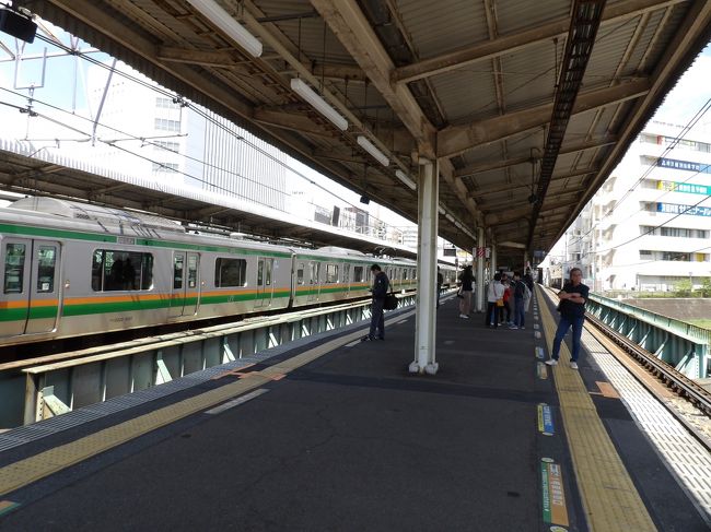 　JR横須賀線は大船駅までは本数が少ないながらもそれなりにあるのだが、その先は間が空いてしまうことがしばしばある。大船駅発着の横須賀線の電車があるからだ。<br />　今日は日曜の午前中だというのに、湘南新宿ラインと東海道線経由の特別快速の間に大船駅止まりの電車になっている。JR戸塚駅下りホームの電光掲示板では2本しか表示ができないから、次に来る逗子駅方面の電車が何時何分なのかが分からない。しびれを切らして、駅ホームの時刻表を捜してみた。大船寄りにも横浜寄りにも時刻表は見当たらなかった。それまでは目にしていたのだから、最近になってなくしてしまったのだろう。地下の改札口で駅員に電車の時刻を聞いた。「10時54分でもうすぐですよ。」「大船行きのその前から待っているのだが、横須賀線はこんなにも電車がないのか？」「下りで乗る人が少ないですから。」という。「日曜日なら鎌倉があるだろう。観光客は多いはずだ。」<br />　私鉄であれ、JRであれ、ホームにゴミ箱はなくても時刻表はあるものだ。実際にJR戸塚駅の下りホームにも東海道線の時刻表の裏に横須賀線の時刻表があった。3月のダイヤ改正でホームの時刻表を撤去してそのままだとしたら、いかにもJR東日本ならあり得ることだ。電事故の度に再開が余りに時間が掛かっていると問題になっているからだ。まさか、駅のホームに時刻表など不要だということで撤去した訳ではあるまい。<br /><br />　後日、もう一度確かめてみると、階段下にJR戸塚駅下りホームの時刻表があった。これまであった位置からは少し離れており、横置きされていたのが縦に張り付けられていたのでは直ぐには見付からない訳だ。<br />（表紙写真はJR戸塚駅下りホーム）