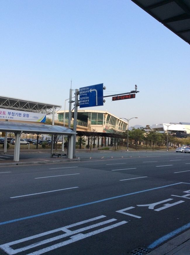 釜山キンメ国際空港から韓国に来ました。生まれて初めて釜山から来たので、空港周辺は分からず、案内所に聞いたりして、釜山駅までのリムジンバスの乗り方を教えてもらいました。空港ゲート出て、2番バス停の釜山駅までのリムジンバスに乗ることができました。この後の予定はまだ決まっていませんが、取り敢えず釜山駅に着いてから、ソウルまで行くか、釜山で一泊するか考えます。後、釜山では現金で6000wでキンメ国際空港から釜山駅までかかります。t-moneyは使えないので注意してください。