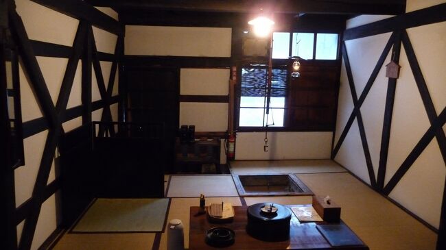 1日目(2013年1月31日)<br /><br /> 早朝のフライトで伊丹空港から秋田空港へ飛ぶ。途中雪の北アルプスや鳥海山がきれいに見えた。<br /> 乳頭温泉郷に向かう途中、角館で下車し街歩き。「みちのくの小京都」と呼ばれるこの街は華やかな春の枝垂れ桜が有名だが、雪をかぶったモノトーンの世界もしっとりと情緒があった。<br /> 乳頭温泉鶴の湯では憧れの本陣に宿泊。昔の造りを残しながら快適に過ごすための手が加えられていた。6つある風呂すべてに入った。