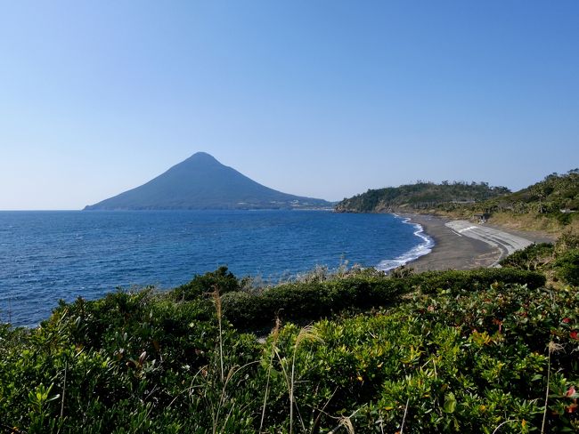 今回は2015年1月とほぼ同じコース，半日の行程で回った<br />1308　池田湖の駐車場へ　ここは以前朝だったが逆光だった，午後はとても水が青く美しい　以前は菜の花がきれいだったがもう遅い　逆に枚聞神社は逆光となってしまう，お参りする．開聞岳がご神体だ．長崎鼻は開聞岳がよく見える　ここも美しい　今回は何とか硫黄島などが見えた（以前も晴れていたが空気が澄んでいなくて見えなかった）徳光神社という小さな神社もお参り　道端には老人クラブの方々が植えた花が良く咲いていた．春を本当に実感する！いいねえ！<br />以前の記録は<br />指宿・知覧・蒲生旅行4-指宿こころの宿，こころの湯，池田湖へ<br />https://4travel.jp/travelogue/10997361<br />指宿・知覧・蒲生旅行5-枚聞神社，かいもん山麓ふれあい公園，長崎鼻，徳光神社，JR西大山駅<br />https://4travel.jp/travelogue/10997673