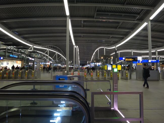 まだ寒い3月上旬、バルト三国を周った後にオランダとベルギーへ行ってきました。<br />オランダは2014年に初訪問して大好きになりました。また来れたことがとても嬉しいです。<br />ベルギーは3度目ですが、前回行ったトングレンが忘れられず、無理やり予定に組み込みました。<br />普段はかなりのんびりですが、オランダとベルギーは私にしてはよく動いたと思います。<br />まだたったの2回目なのに、アムステルダムに降り立つと、”戻って来られた”喜びでいっぱいになりました。<br /><br />3月11日 タリンからアムステルダムに到着、NDSM Wharf&アントワープを経由してトングレンへ トングレン泊<br />3月12日 トングレンの蚤の市&マーストリヒト散策 ザーンダム泊<br />3月13日 アムステルダム散策 ザーンダム泊<br />3月14日 ロッテルダムへ移動 ブラーク散策 ロッテルダム泊<br />3月15日 美術館&マルクトハル アムステルダムへ移動 ザーンダム泊<br />3月16日 帰国