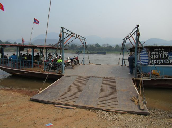 数年前、ナーン日記のケンケンさんからの情報でホンサーからルアンプラバンへの山越えの近道があるらしい。<br />随分前の話だけど、自分のこの目で確かめて見たいと常々思っていた。<br /><br />自分の目で確かめた結果、道路工事は未だに進行中で（４０～５０パーセント）完成すれば相当な時間の節約につながると思う。<br /><br />現在の道路は旧道とほぼ並行してつくられており、旧道もまだ一部残っている。<br />着工前の道は相当な難所が何箇所も連なり、雨季はもちろん、乾季でもかなりの困難が予想される道であったと思う。<br /><br />自分のGPSには旧道の道が残っており、新道はカーブとアップダウンが少なくなるよう設計されているのが、よく分かる。<br /><br />これでまた、ラオスの貴重なオフロードが一つ、姿を消すことになった。