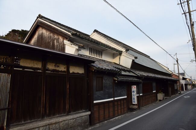 奈良県葛城市新庄は、関ヶ原合戦のあとの慶長５年（１６００年）、一万六千石を拝領した桑山一晴が紀州和歌山城から入封した陣屋町で、近鉄御所線新庄駅の西約１kmのところに位置する屋敷山公園が、当時陣屋が置かれていた場所だとされています。<br /><br />桑山氏が行った陣屋町の町割りは、東西に通る住吉通り、本町通り、桑之町通りの三筋を中心に、これら三筋の町並をつなぐ四筋の南北の通りによって碁盤の目状に構成され、ほとんど当時そのままの町並みが今日まで残されています。<br /><br />現在、町の姿は大きく様変わりしていますが、漆喰塗籠めの切妻屋根厨子２階建てに袖壁、虫籠窓、格子を備えた伝統的な町家が点在する町並みが残されています。<br /><br />中でも、元禄１３年（１７００年）に完成した村井家住宅などの大和棟造りの町家など、見応えのある町家も少なくありません。