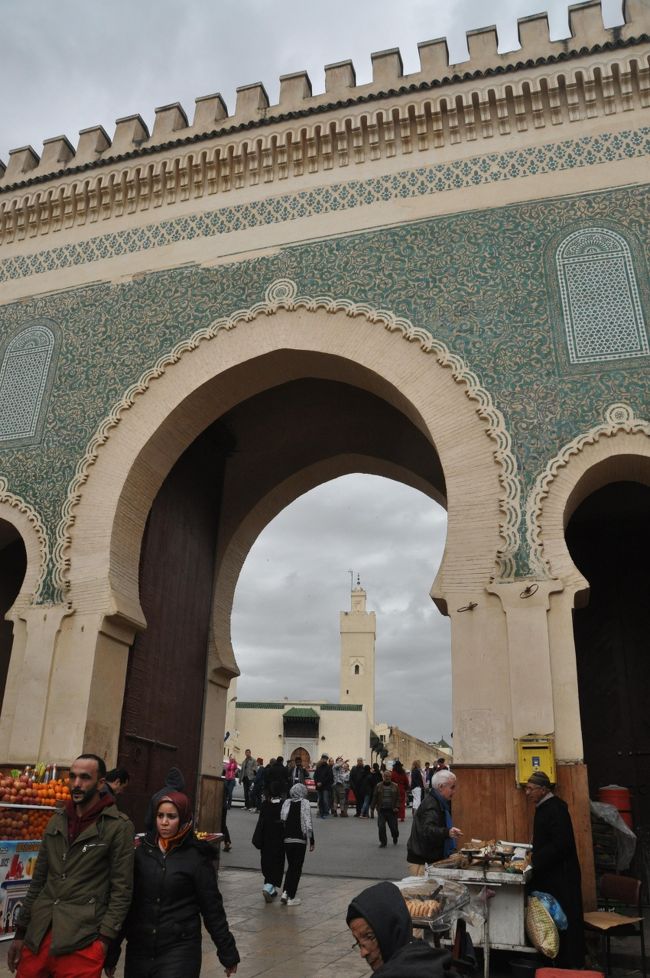 ２月２８日　モロッコ旅行４日目になりました。<br /><br />一日中フェズ市内観光となりますので歩きがメインになります。<br /><br />フェズは世界最大の迷路と呼ばれるメディナがあり<br /><br />１９８１年にフェズ市街全体が世界遺産に登録されました。<br /><br />午前中は、陶器店や革製品店などを見て歩きホテルに戻り昼食＆休憩<br /><br />午後、ブージュルード門から迷路と言われるメディナの散策<br /><br />そして民家でのミントティー体験など盛り沢山でした。<br /><br />
