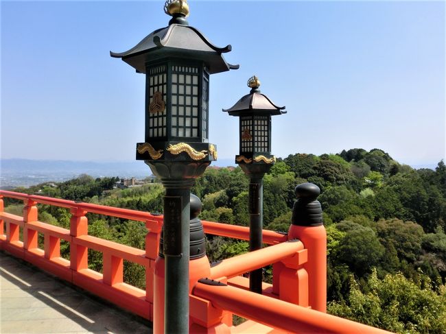 主人が職場の人から「信貴山はいい所だ。景色もよい」との情報を得てきた。<br />そうだ!信貴山に登ろう!<br />ということになった。<br /><br />大和平野を見下ろせる景色の良い場所だったが、「登る」というほどのことはなかった。<br />かかとの高い靴を履いたスカートの女性が、にこやかに会話しながら山頂を目指していた。<br />そういう場所だった。<br /><br />信貴山の中腹に、朝護孫子寺がある。<br />大きなお寺で、寅を祀るお寺として知られている。<br />寅だけでなく、ムカデもいっぱい見つけることが出来た。