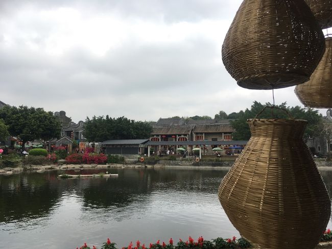 今日は日曜日です。ホテルにじっとしていても何もすることもないので、天気も良いし携帯で高徳地図を開いてホテルの近くの嶺南大廟會へ出かけることにしました。名前からして上海の豫園見たいな庭園かと思っていたら、昔の街並みを保存した一種のテーマパークでしたが、中国嶺南文化を垣間見て1日を楽しむことができました。