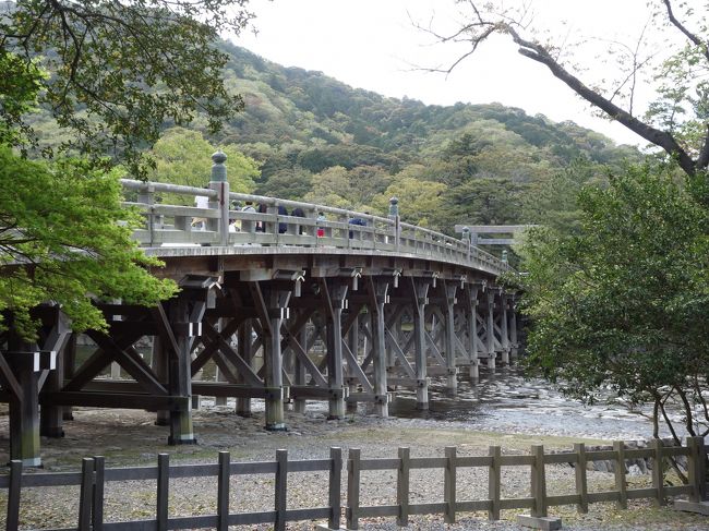 伊勢神宮の内宮はアマテラスを祭ったお宮。すなわち，女性の神です。