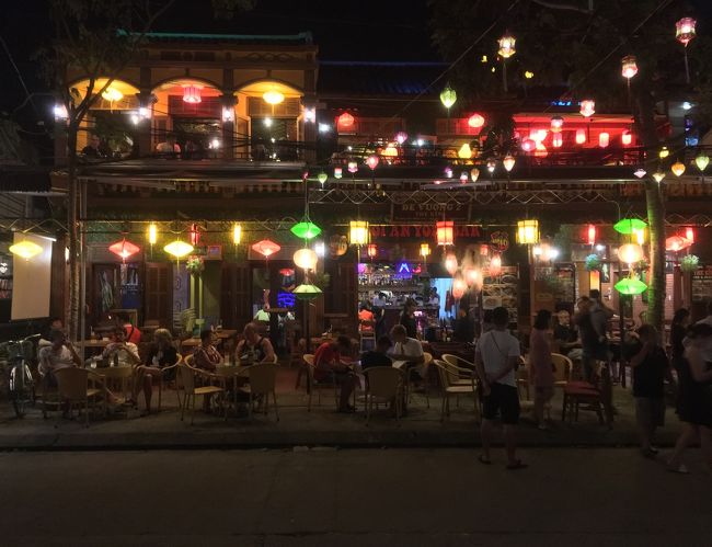 散々めちゃくちゃなことをしてきたベトナム旅行もいよいよラスト。<br />世界遺産・ホイアンです。<br /><br />初めて街の写真を見た時、ベトナムに行くならここだけは絶対に…！と思っていたので、念願叶ったりです。<br />有名なのは夜のランタン、ですが当初は時間の都合でチラ見して帰る予定でした。<br />ところが2週間前にベトジェット社から来たメールで、帰りの飛行機が予定より2時間後ろに。これは…ホイアンを満喫しろということでは…？<br />ラストにふさわしい、圧倒的な夜の世界を堪能あれ。<br /><br /><br />あ、最後の方は空港の写真が来ますけど(何が起こったかのヒント)<br /><br /><br />3/24(土) 羽田発JAL(1:30)→SGN着(5:50)→ホーチミン市内→クチトンネル→ホーチミン市内→SGN[1]<br />3/25(日) SGN発ベトジェット→ダナン空港着→ダナン市内→ミーソン聖域→ホイアン→ダナン空港→SGN[2][3]<br />3/26(月) SGN発JAL(8:10)→成田着(16:00)[3]<br /><br />[1]https://4travel.jp/travelogue/11346768<br />[2]https://4travel.jp/travelogue/11347231<br />[3]https://4travel.jp/travelogue/11348634