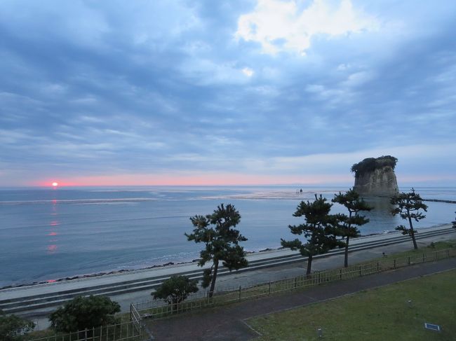 能登半島探訪２日目は半島先端に位置する石川県珠洲市です。<br /><br />約500年前から受け継がれている「揚げ浜式製塩」や、自然が造り出した能登の軍艦島「見附島（みつけじま）」など、伝統的な農業や美しい自然が魅力的な地域です。　一本松公園でのお花見の後「輪島塩」や「太谷塩」で売り出し中の奥能登「揚げ浜塩田」を訪ねたり、<br />続いて「つばき茶屋」を訪れ　ランチは「つばき茶屋」で　いただいたり<br />午後は日本海を望む禄剛崎と金剛崎を訪ねました。<br /><br />日本海を望む禄剛崎（ろっこうさき）、金剛崎（こんごうさき）、長手崎（ながてさき）などの岬は美しく、それらを総称して「珠洲岬」と呼ばれています。<br /><br />そのうち金剛崎を『聖域の岬』と呼び　キャッチコピーでは、長野県の『分杭峠』、山梨県の『富士山』と並ぶ「日本三大パワースポット」の一つとして世界から注目を集めているほどなのだそうです。<br /><br />パワースポットでパワーを充電した後、２日目の宿は奥能登里海の潮風と潮騒を感じながらゆったりとした時間が流れる「国民宿舎　のとじ荘」です。<br /><br />「のとじ荘」は能登半島国定公園「見附島」を望む宿です。この頃すごく感じるのですが国民宿舎ってとても変わってきていますね。訪れるたびに新鮮な感動がありちょっとした驚きです。<br /><br />注）各地の紹介文はフリー百科「ウイキペディア」および現地公式サイトから抜粋引用したものです。