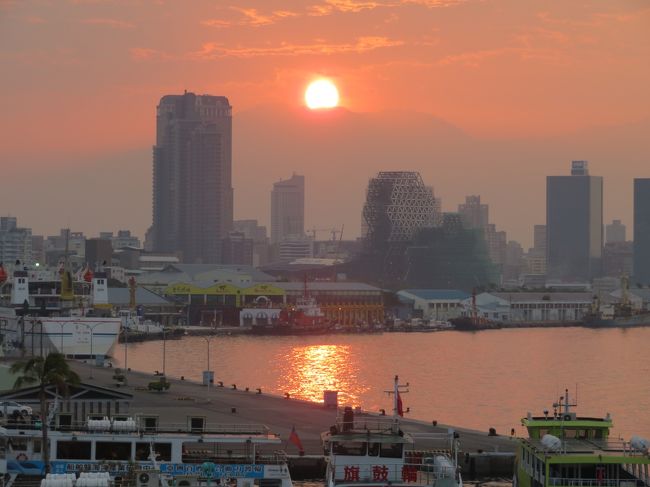 台湾の旅　３日目。<br />ケンティンから高速バスに乗り約２時間。<br />高雄に来ました。<br />小龍包が食べたい！と言い続けながら、なかなかありつけず。<br />ここでは、フェリーに乗り旗津半島に行き、<br />ママチャリで愛河に行き、クルーズ。<br />朝の公園散歩は気持ち良かった。<br />以前行った店、 華餅 精緻麺食館を見つけてやっと小龍包をいただきました。<br />最終日には高雄85ビル展望台にのぼり、まずまず・・楽しみました。 <br />